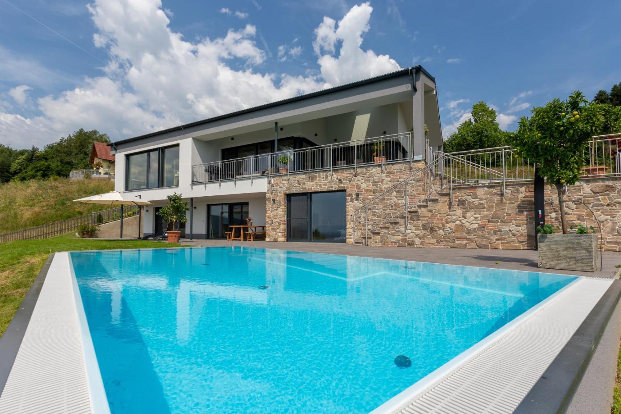 Greim15 --- Ganzes Mit Fernsicht, Pool, Wellness Ferienhaus *