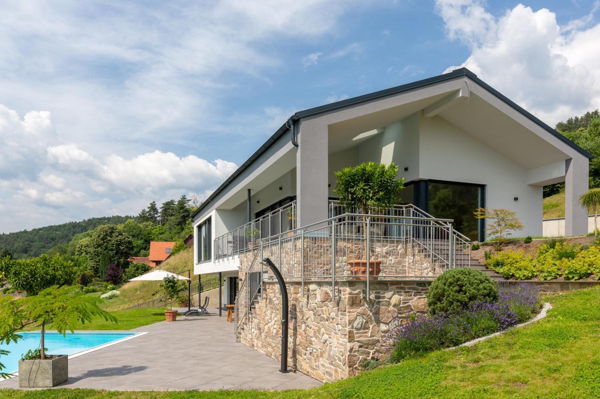 Greim15 --- Ganzes Mit Fernsicht, Pool, Wellness Ferienhaus *